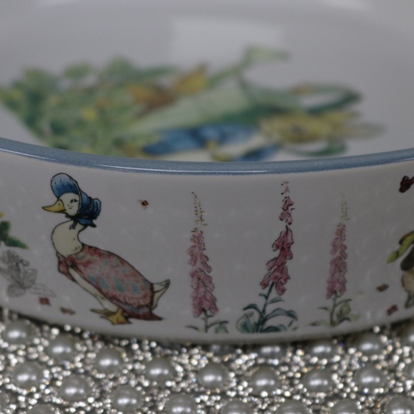 BEATRIX POTTER PETER BUNNY RABBIT EASTER ROUND SERVING DISH CASSEROLE - NEW - Picture 4 of 9